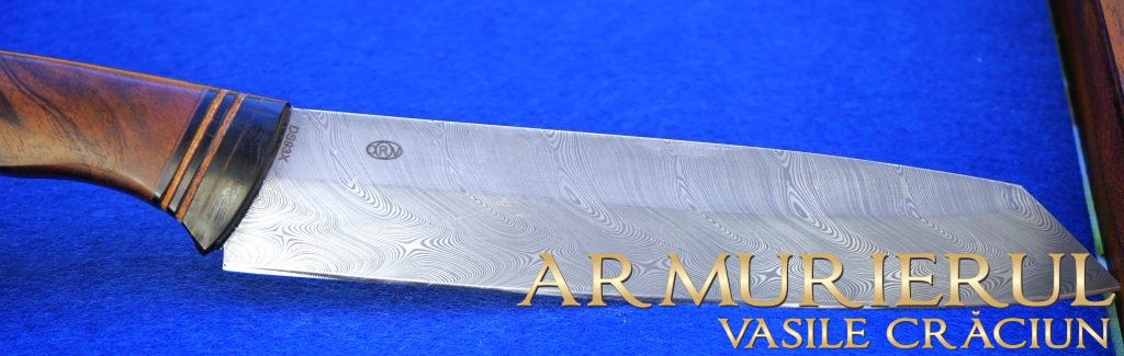 Cutit cheff bucatar CRV,otel Damasteel DS93x, duritate 64 HRc ,intretinerea pe piele pentru o perioada lunga de timp ,nu necesita ascutire .