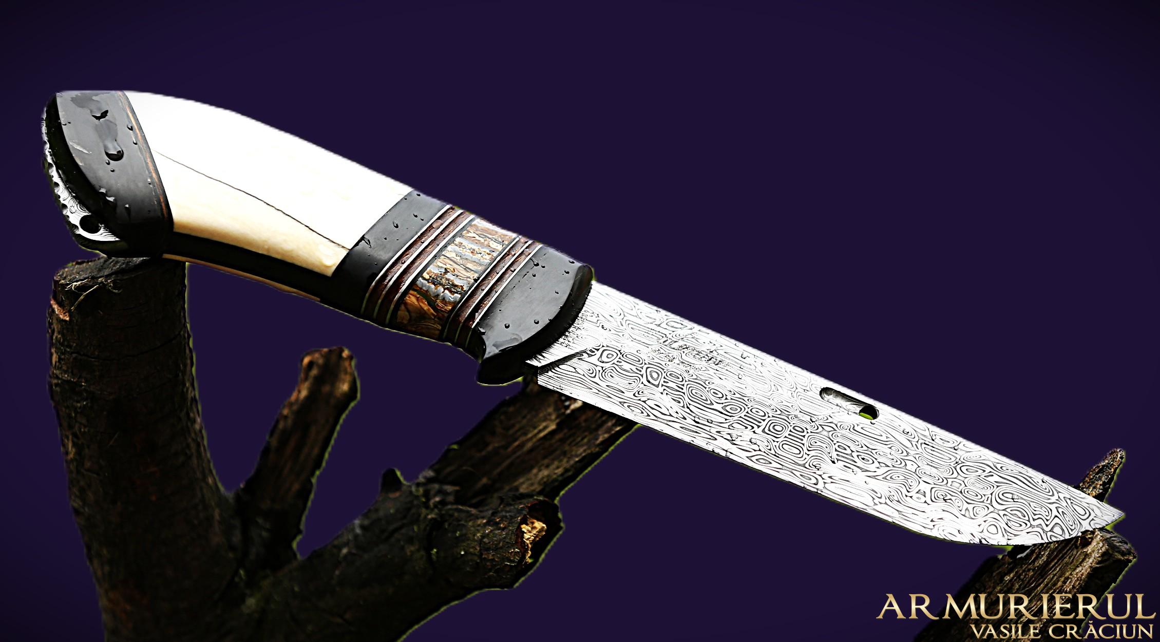 cutit vanatoare manufacturat CRV,otel DS93x de la Damasteel .